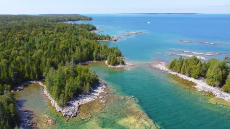 islas verdes y exuberantes en el lago huron