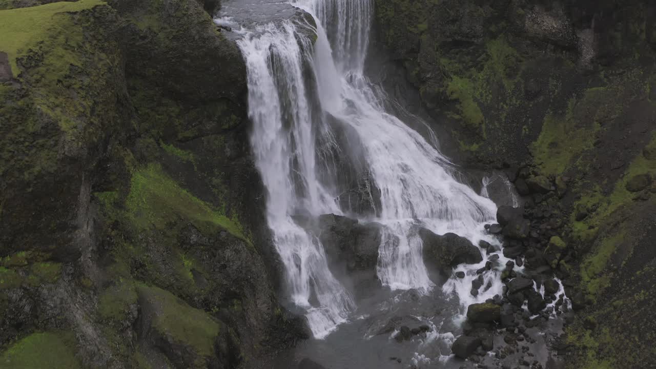 agua prístina que fluye y cae en cascada por la cascada fagrifoss en el sureste de islandia