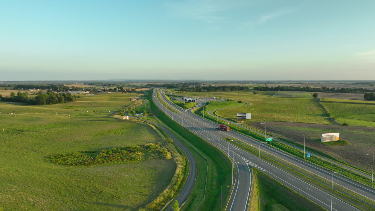 녹색 풍경 을 지나가는 트럭 과 자동차 를 움직이는 고속도로 의 공중 시상
