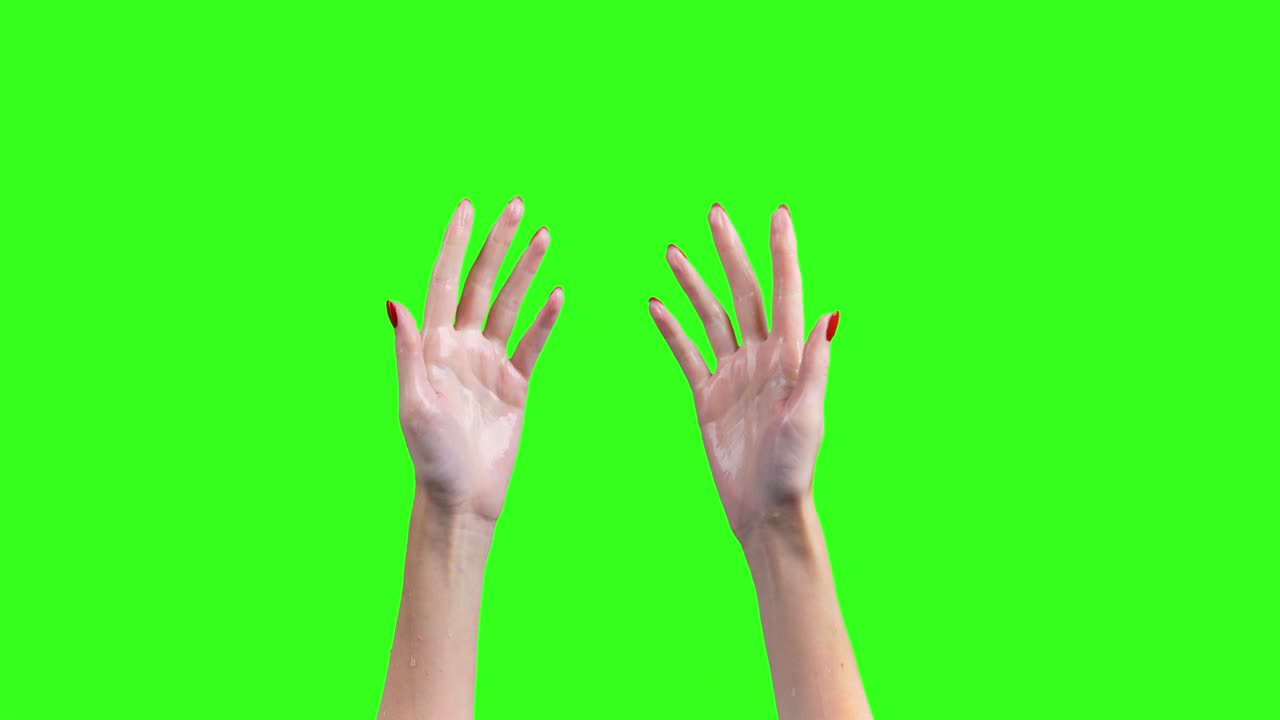 video de manos femeninas húmedas en fondo verde