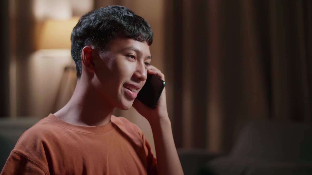 집에서 전화로 이야기하는 십대