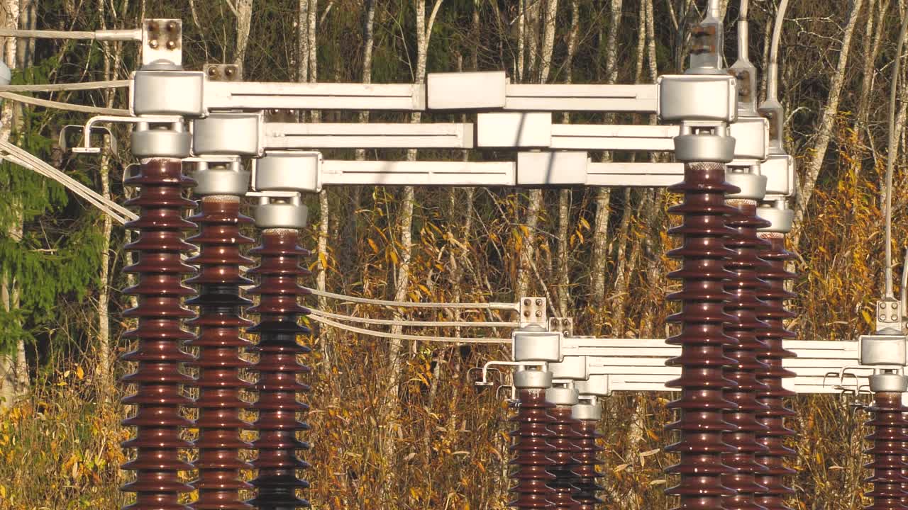 푸른 하늘에 태양 광선이 있는 전력선