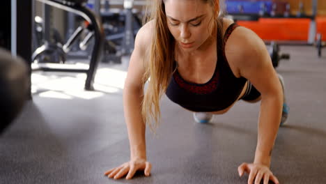 Mujer-Haciendo-Flexiones-En-El-Gimnasio-4k