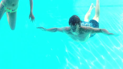 Feliz-Pareja-Saltando-Juntos-En-La-Piscina