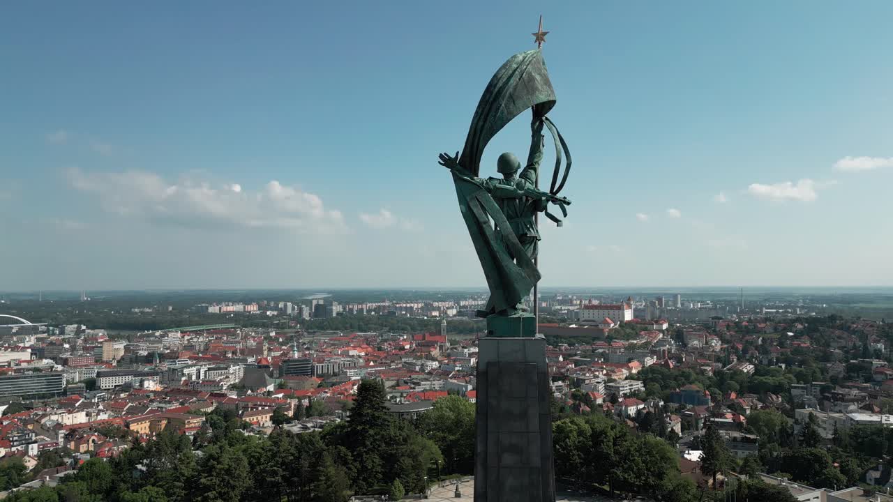 fotografía aérea del monumento al soldado slavin bratislava en un día soleado de verano en eslovaquia
