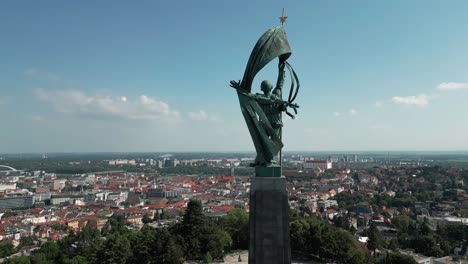 Toma-Aérea-Del-Monumento-Al-Soldado-Slavin-Bratislava-En-Un-Día-Soleado-De-Verano-En-Eslovaquia.