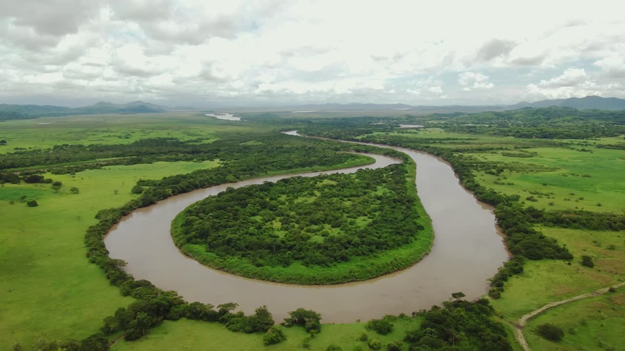 los alrededores verdes de u bend tempisque río, avión no tripulado costa rica 4k