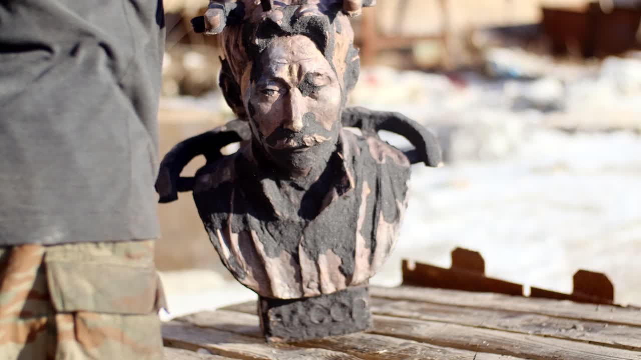 진행 중인 청동 조각