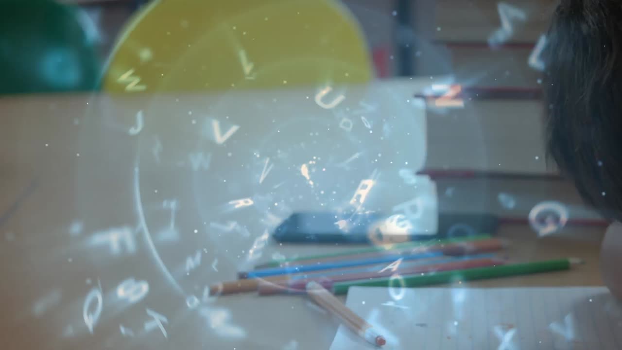 학교 의 책상 에서 자고 있는 백인 소년 위 에 회전 하는 글자 들 의 애니메이션