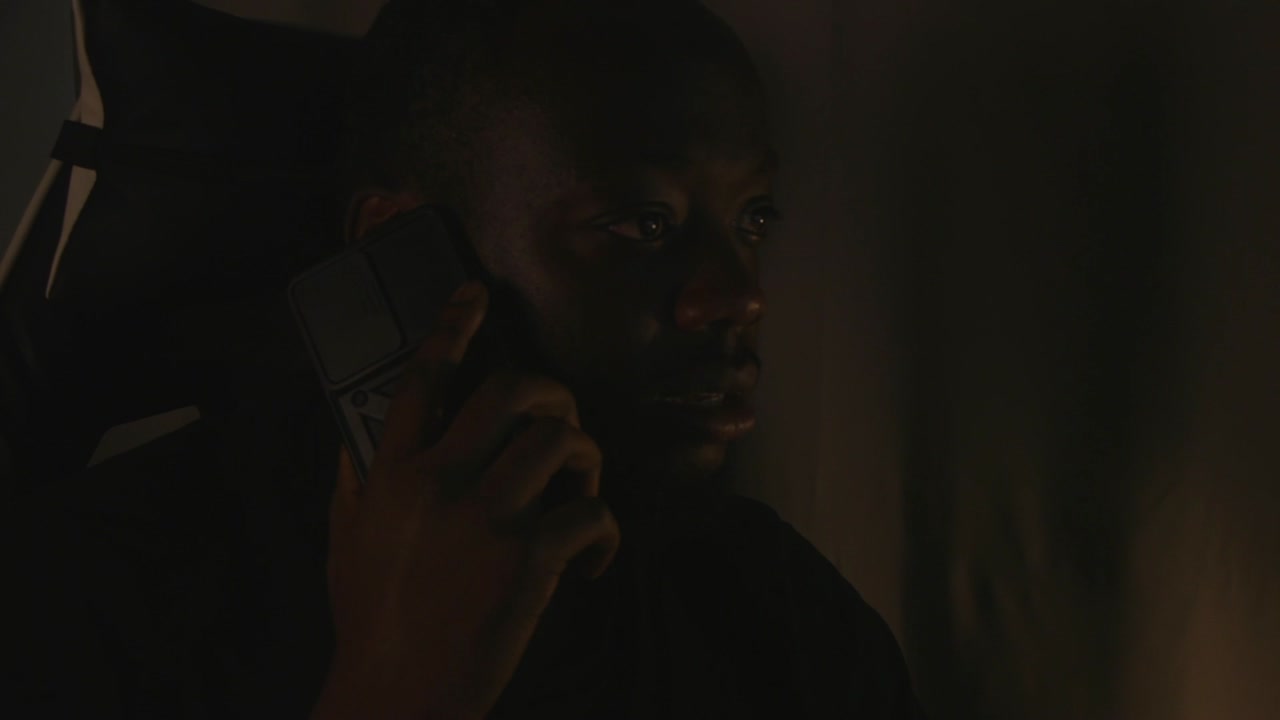 hombre negro pone el teléfono enojado después de una acalorada conversación telefónica