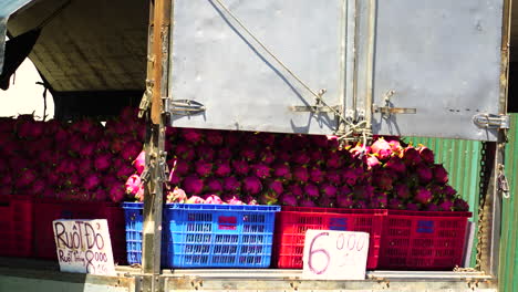 fruta de dragón tropical a la venta en un puesto de mercado local en vietnam