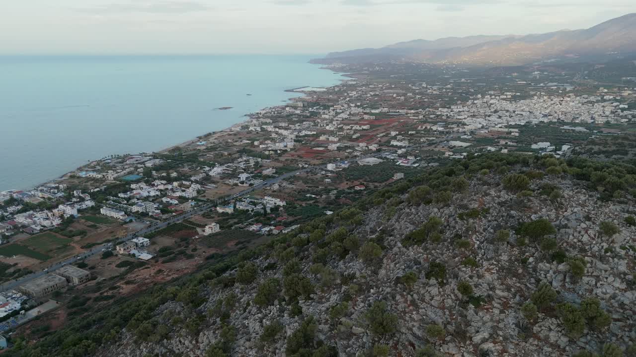 그리스 크레타 섬 에 있는 바위 언덕 과 함께 있는 헤르소니소스 해안 의 공중 사진