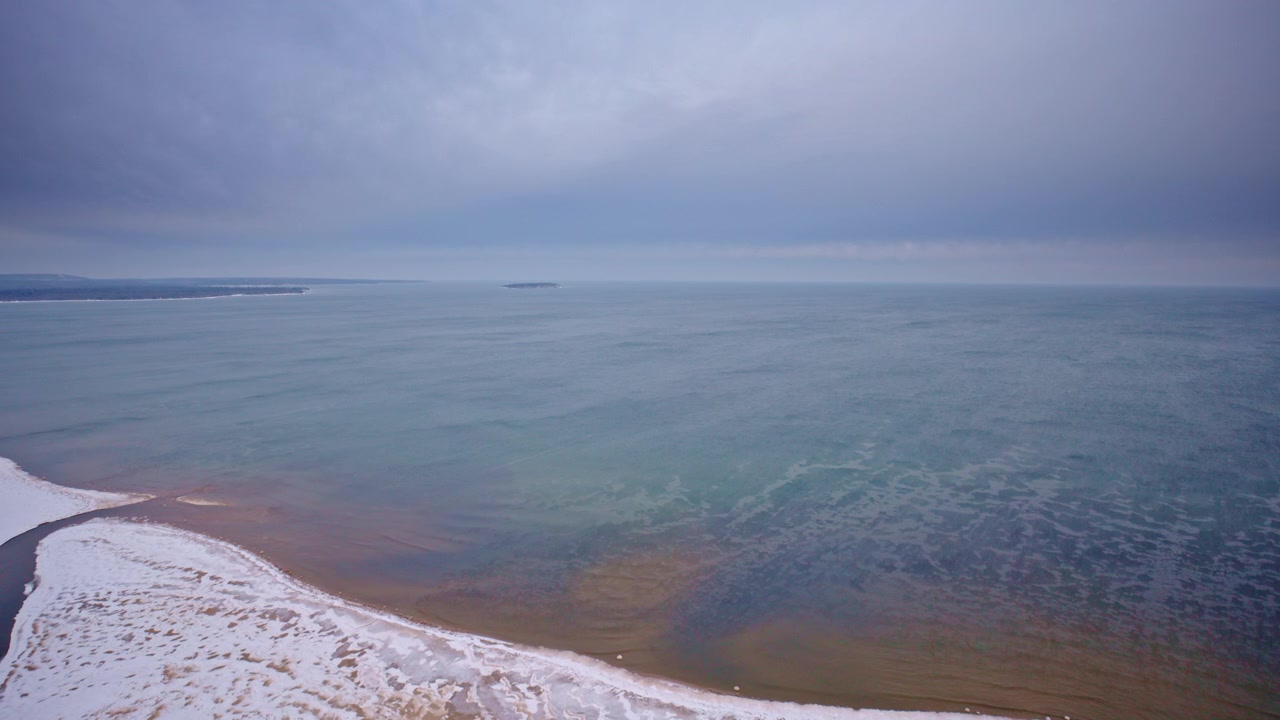 Droneopptak av den frosne kystlinjen ved Lake Superior om vinteren.