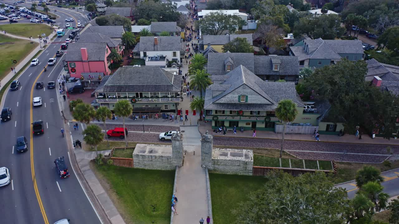 Una vista aerea cattura strade animate e architettura storica a St. Augustine. Perfetto per temi di esplorazione urbana o promozioni di viaggio.