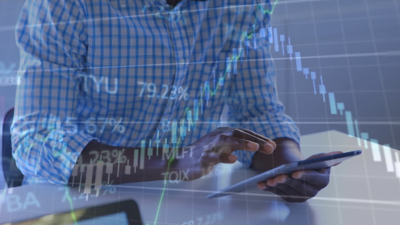animazione dell'elaborazione dei dati del mercato azionario contro un uomo afroamericano che usa un tablet in ufficio