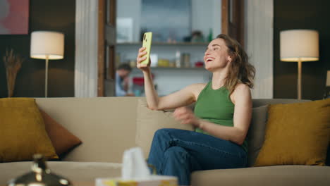 Mujer-Despreocupada-Haciendo-Selfie-Sosteniendo-El-Teléfono-En-Casa.-Niña-Disfrutando-De-La-Nueva-Aplicación-De-Cara