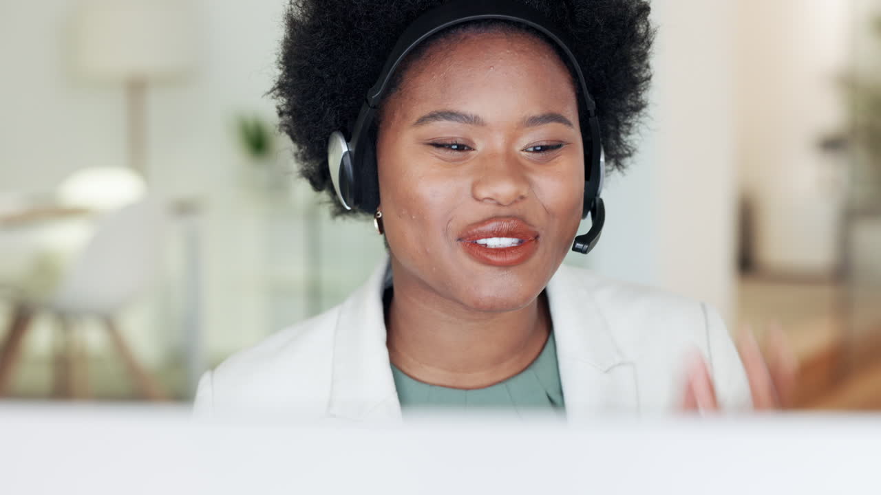 Agente del call center che indossa l'auricolare