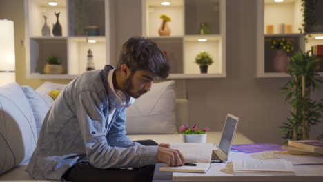 estudiante estresado y deprimido en casa por la noche.