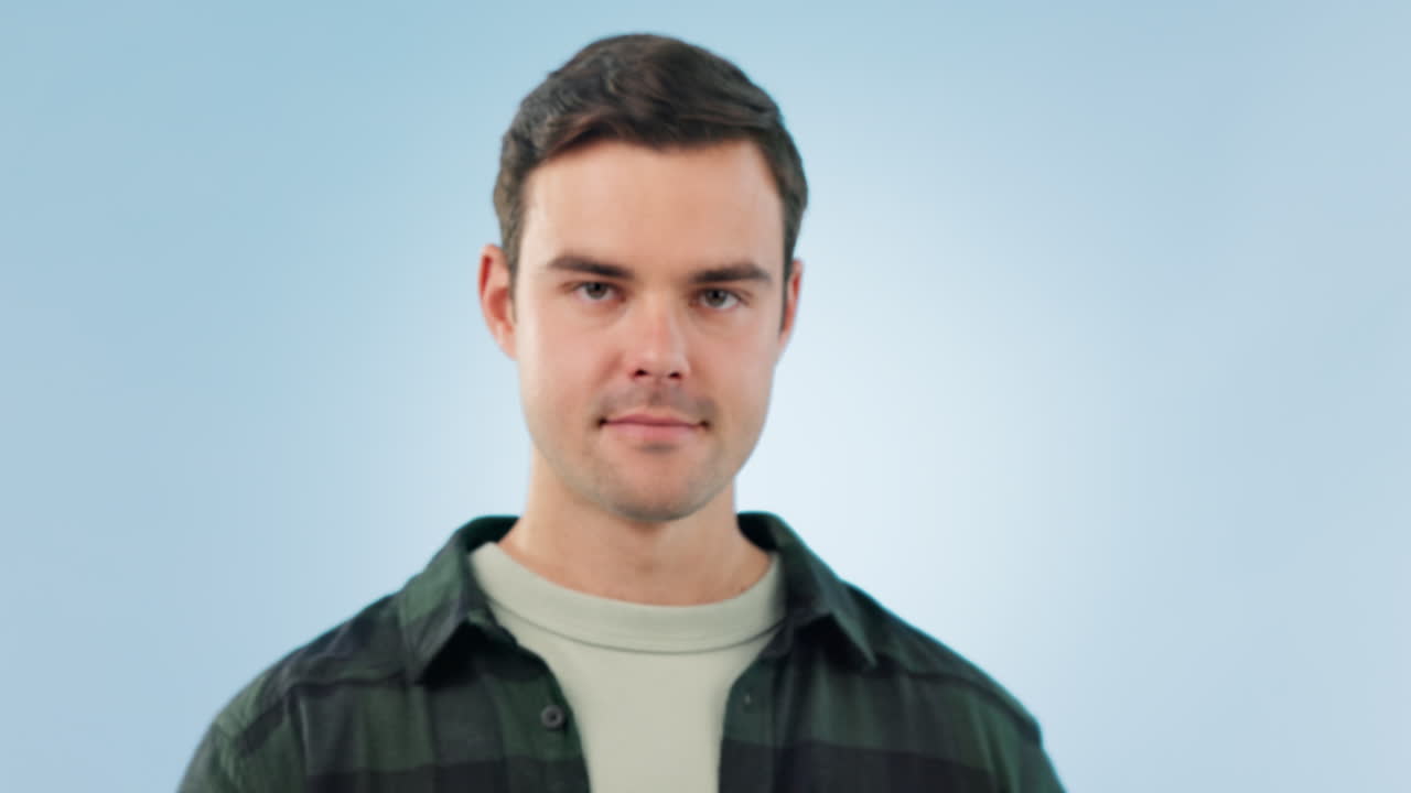 pantalla verde, teléfono y cara de hombre en el estudio