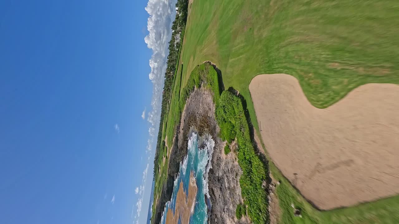 drone volando sobre el campo de golf de corales a lo largo de la costa, puntacana resort and club, república dominicana