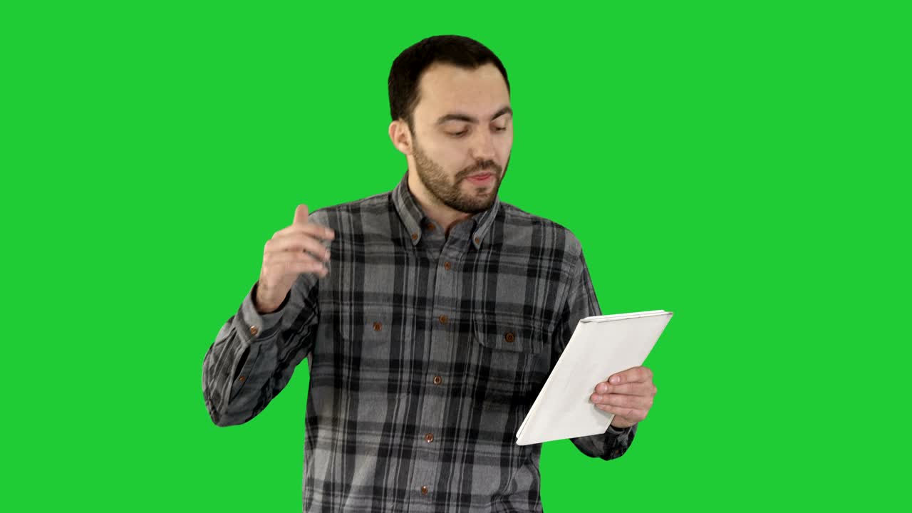 chat de video en línea en la tableta por hombre caminante en una pantalla verde, llave de croma