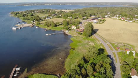 Bellas-Imágenes-Aéreas-Sobre-El-Pintoresco-Pueblo-Llamado-Sturko,-Ubicado-En-Karlskrona,-Suecia-7