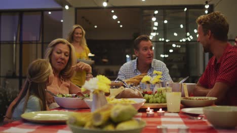 una familia feliz cenando juntos.