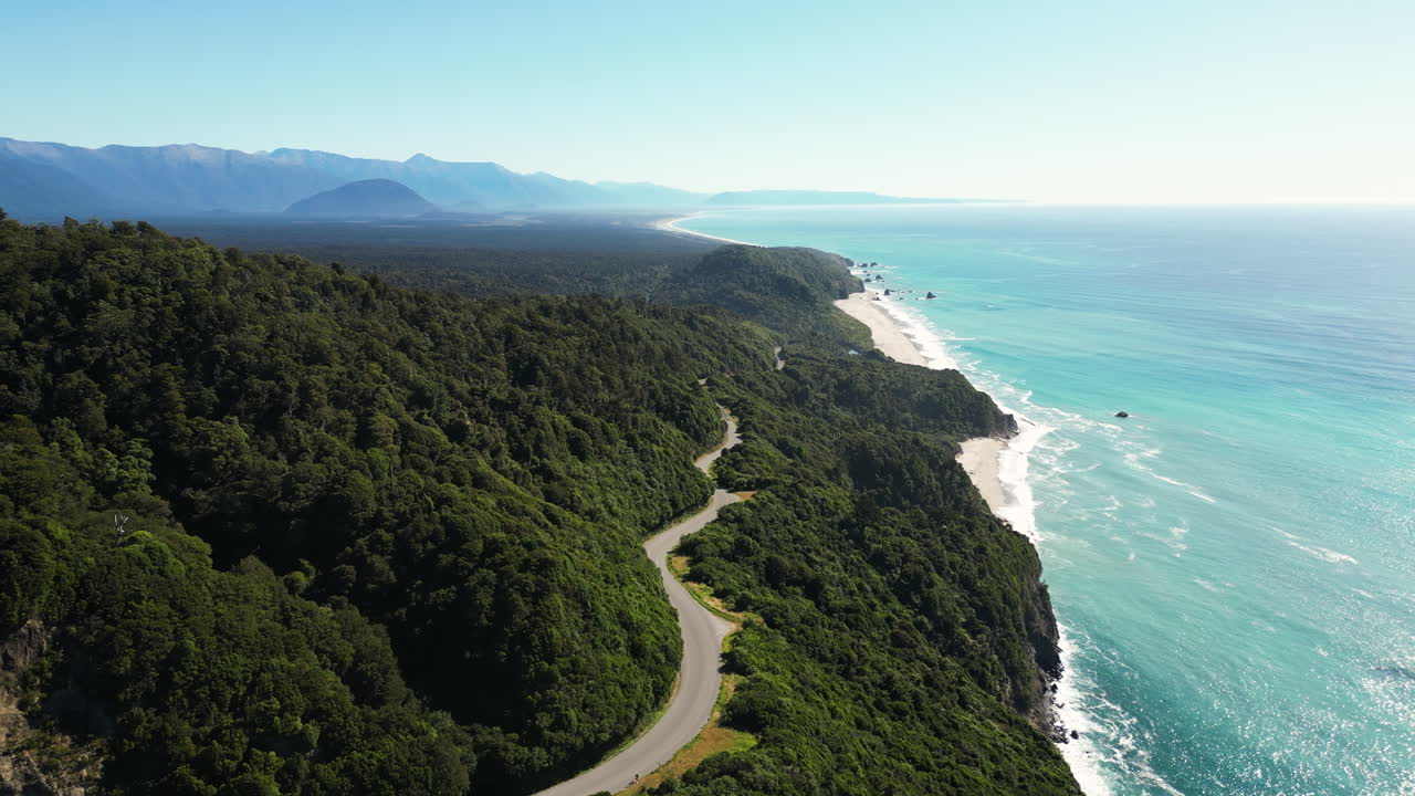 뉴질랜드 남섬 서해안의 열대 우림 가운데 멋진 해안 도로