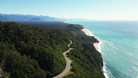 Impresionante-Carretera-Costera-En-Medio-Del-Bosque-Tropical-En-La-Costa-Oeste-De-La-Isla-Sur,-Nueva-Zelanda