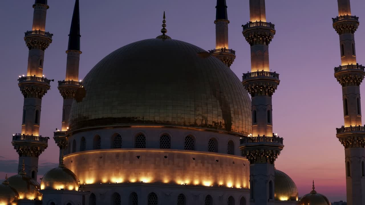 las cúpulas doradas y los elegantes minaretes de una mezquita brillan brillantemente contra el telón de fondo de una hermosa puesta de sol, creando una atmósfera serena y espiritual
