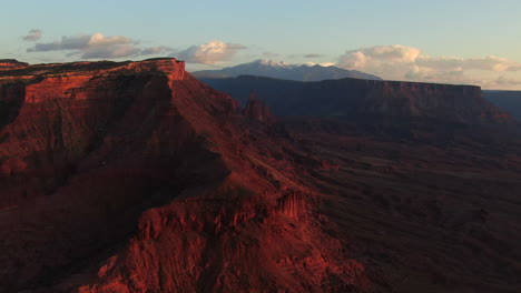 Antena-Cinematográfico-Zumbido-Moab-Utah-Dramático-Rojo-Naranja-Atardecer-Montaña-Pico-Cubierto-De-Nieve-La-Gran-Enchilada-Paisaje-Parque-Nacional-Arcos-Valle-Del-Castillo-Castleton-Torre-De-Pescadores-Verde-Río-Cámping-Izquierda