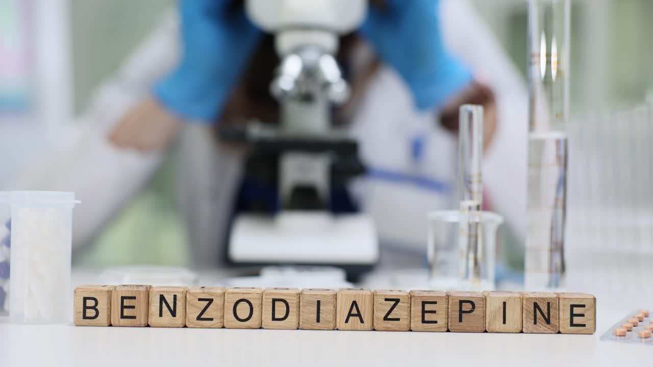 Scienziato che esamina farmaci a base di benzodiazepine in laboratorio