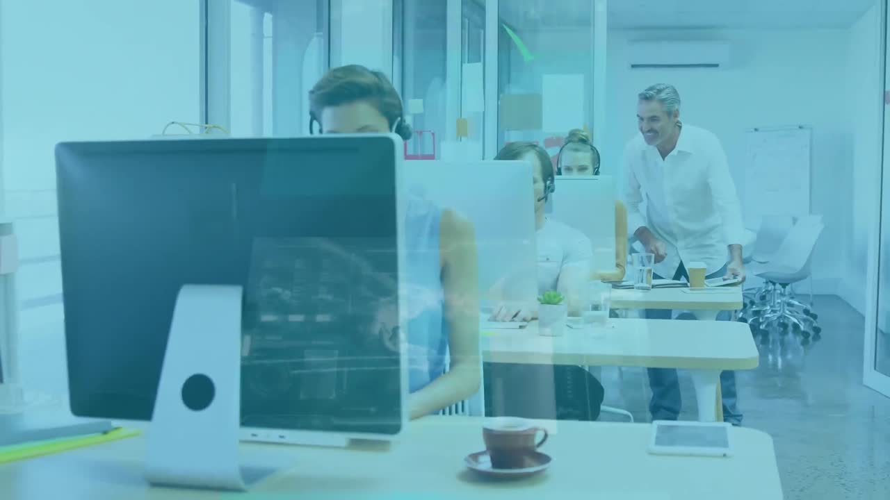 사무실에서 일하는 사업가들에 대한 금융 데이터 처리 활성화