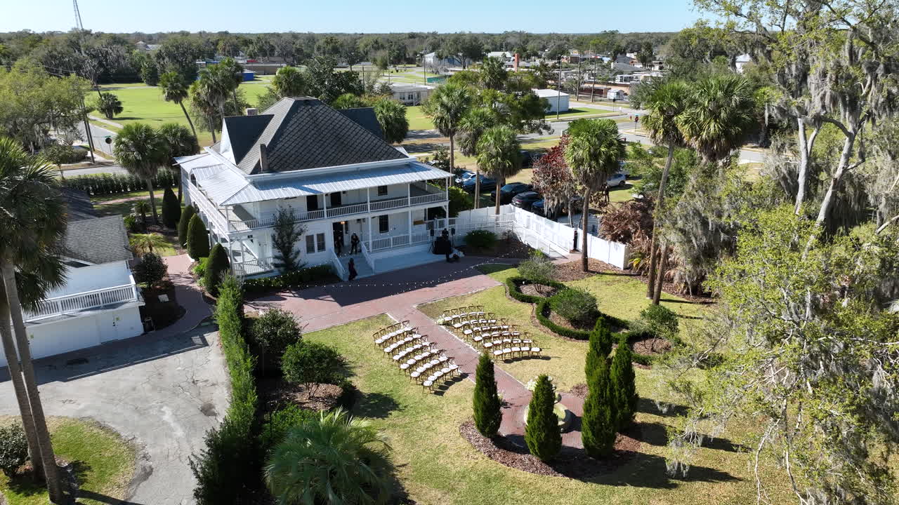 Una perspectiva elevada revela el entorno tranquilo del campo que rodea los terrenos del lugar de bodas de Palm Mansion.
