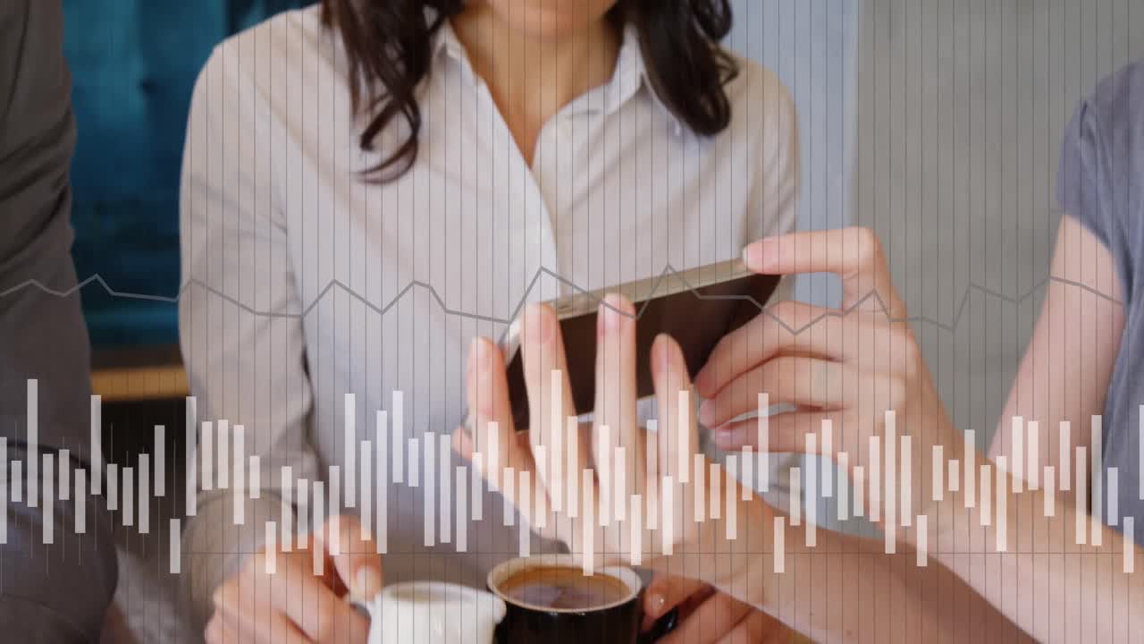 animación del procesamiento de datos financieros sobre una mujer caucásica que usa un teléfono inteligente