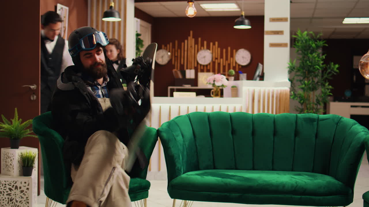 스키 세션을 준비하는 젊은 성인