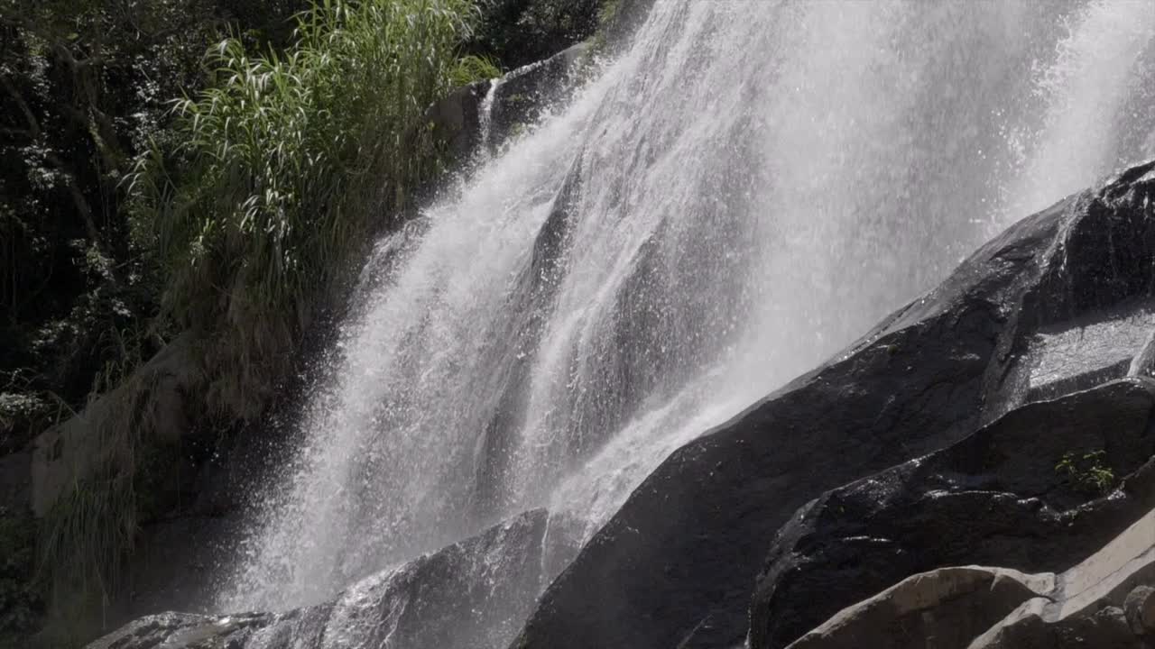 tiro medio cercano de la cascada contra la superficie rocosa