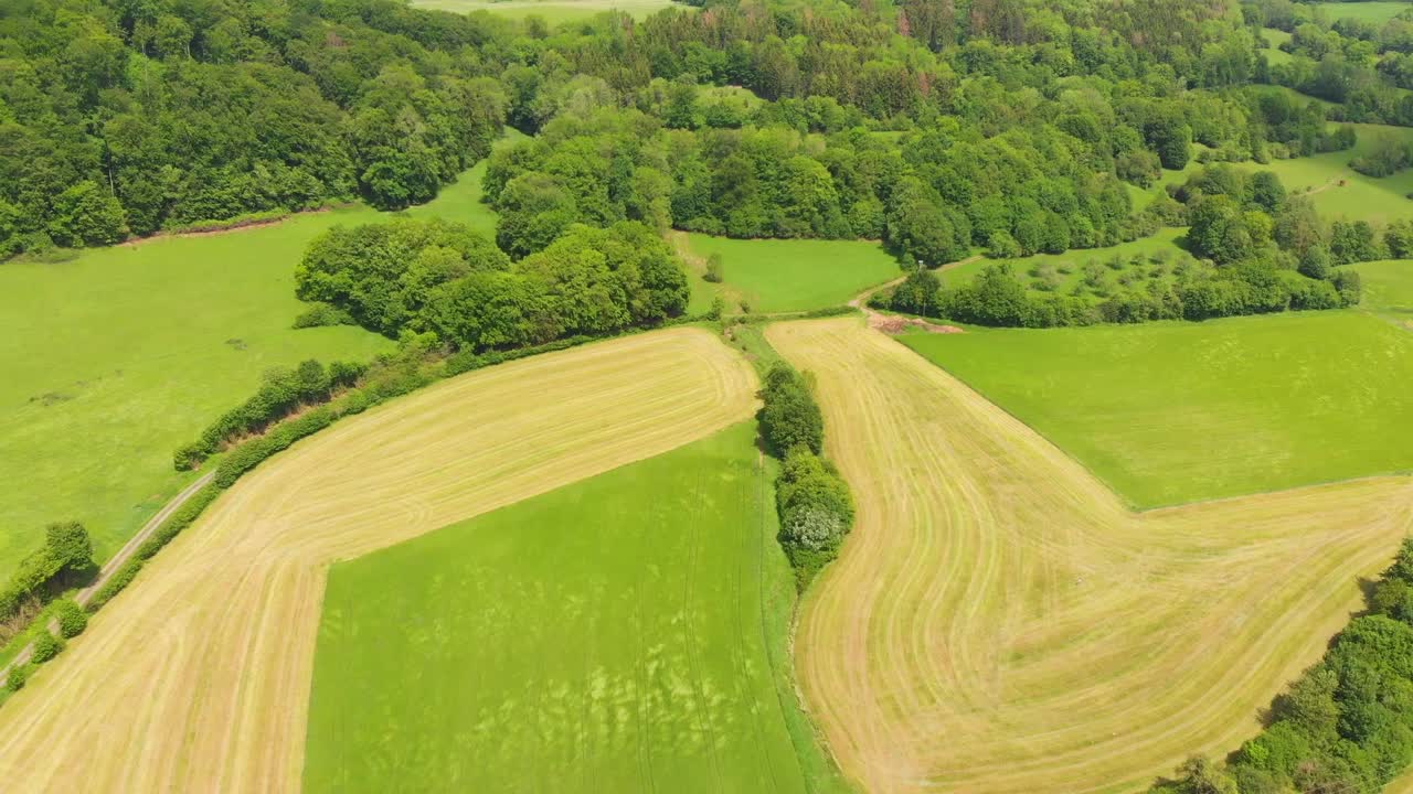 volando sobre colinas con campos en un campo rural