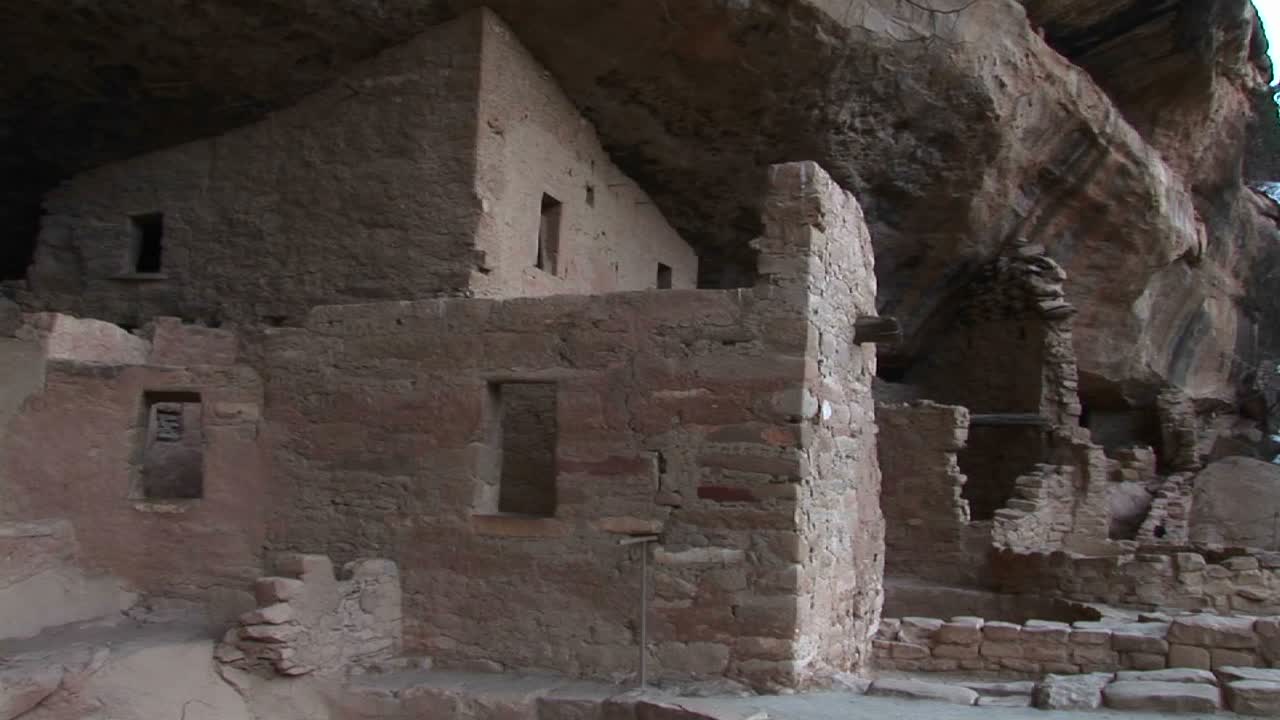 plano medio de las ruinas de las viviendas de los acantilados de los nativos americanos en el parque nacional de mesa verde, colorado