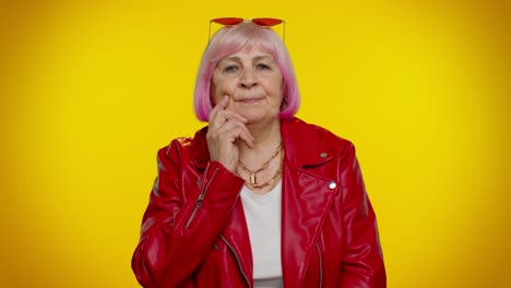 pensativa inteligente anciana abuela anciana mujer frotándose la barbilla reflexionando sobre una solución, duda pregunta
