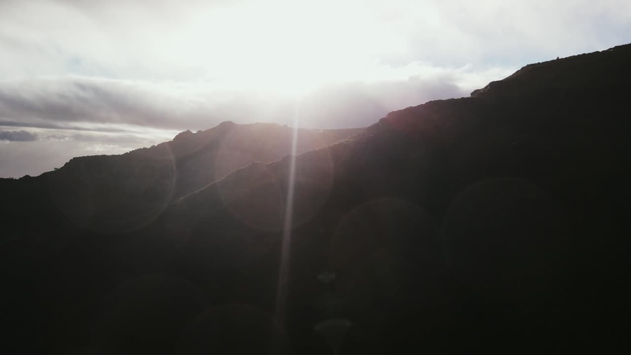 tomada aérea del amanecer en pico do areiro en madeira