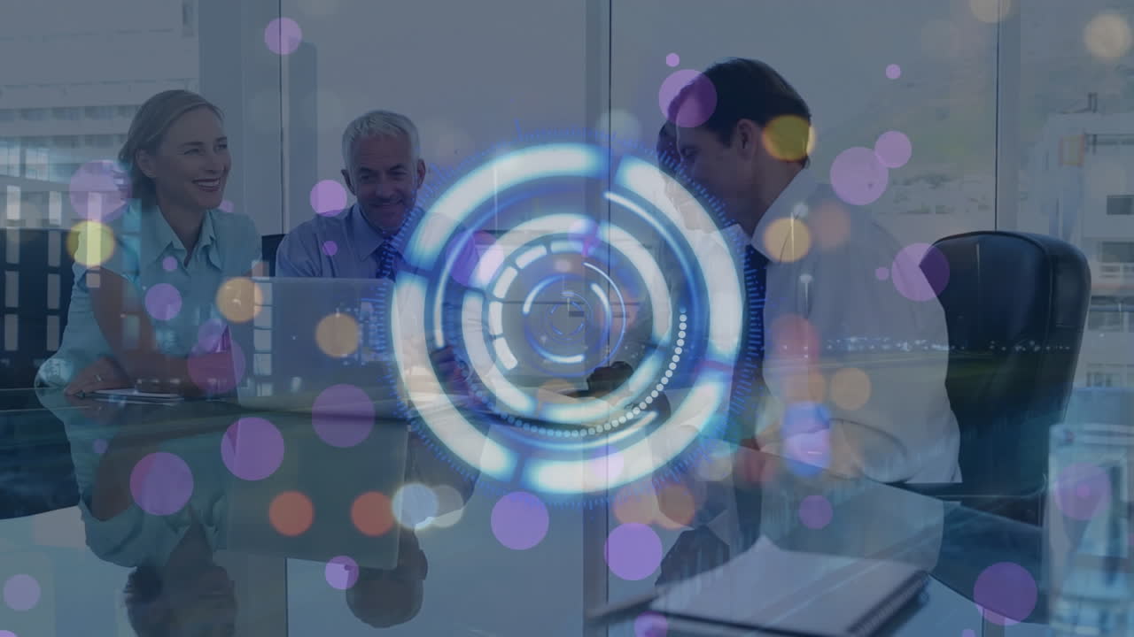 animación de escáner redondo de neón y puntos de luz sobre diversos empresarios discutiendo en la oficina