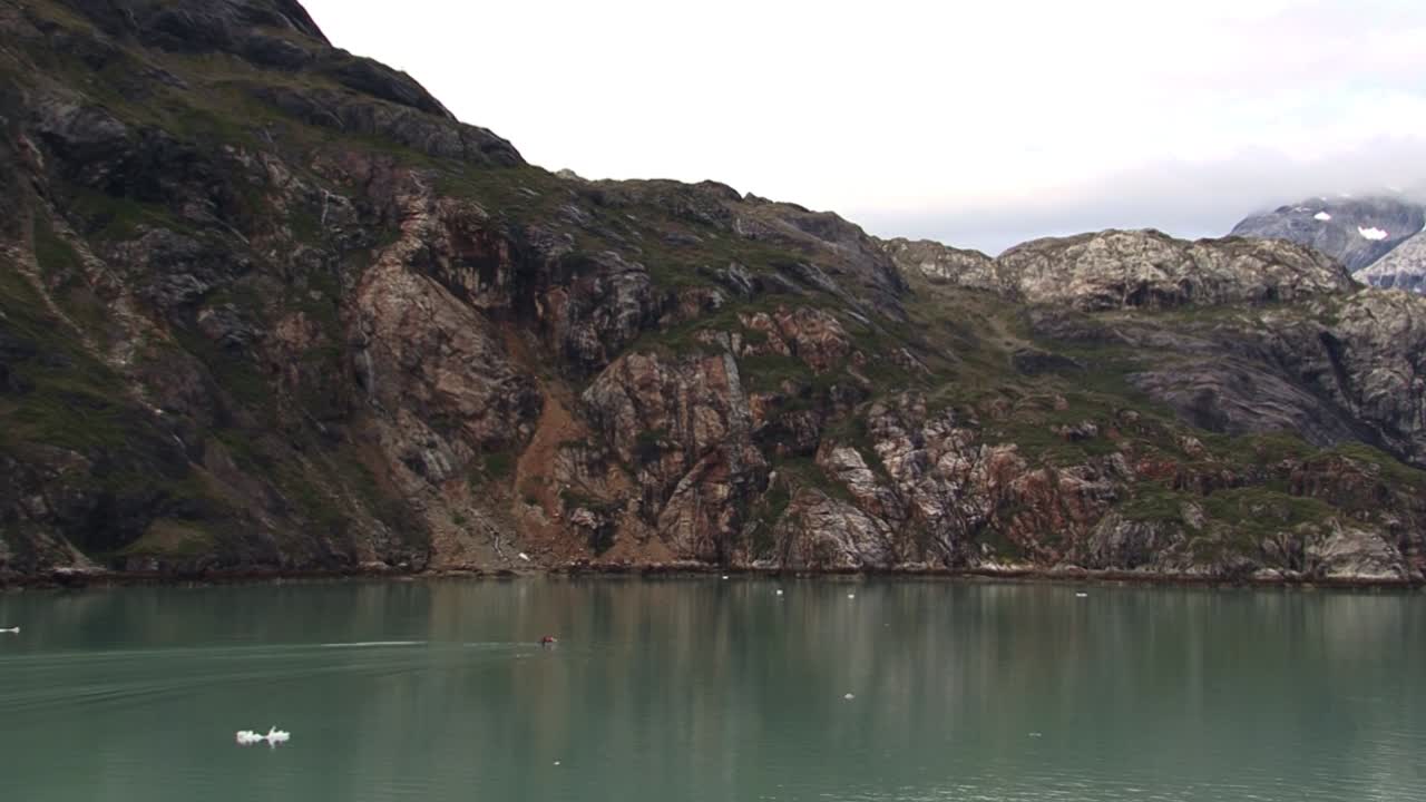 글레이셔 베이 국립 공원, 알래스카의 베이 워터스에서 작은 보트