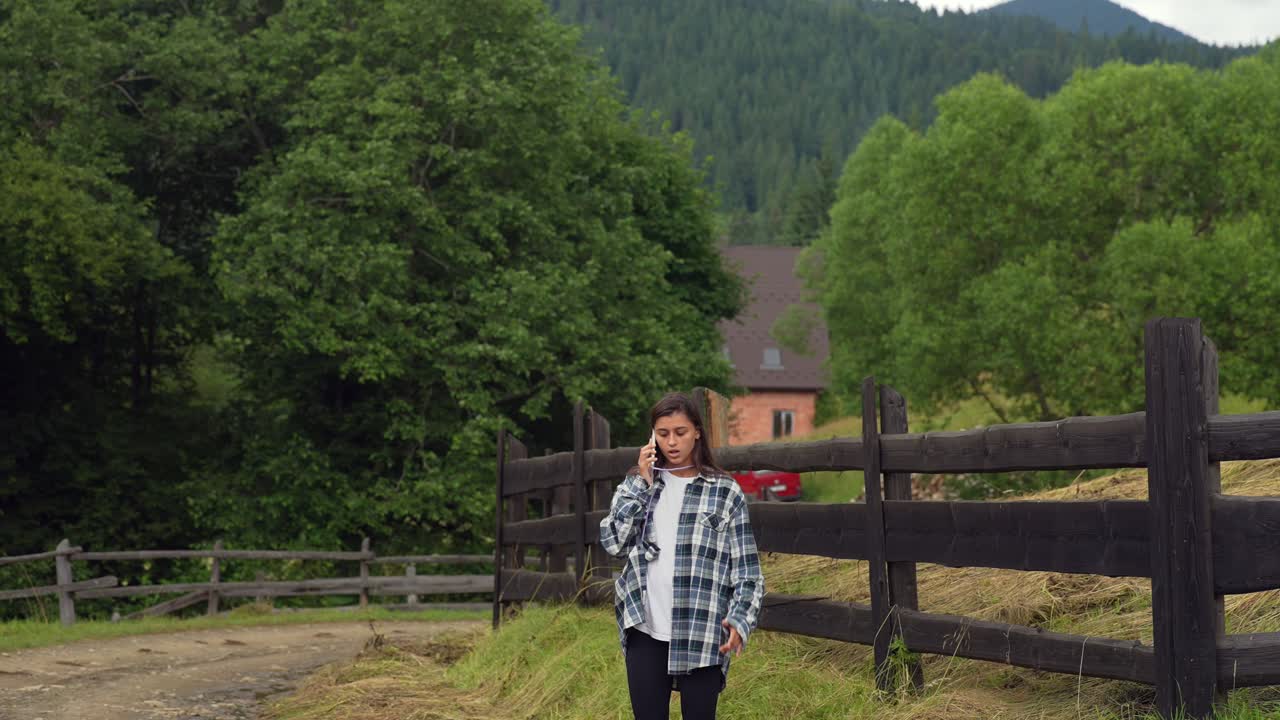 시골 풍경 에서 전화 로 이야기 하는 십대