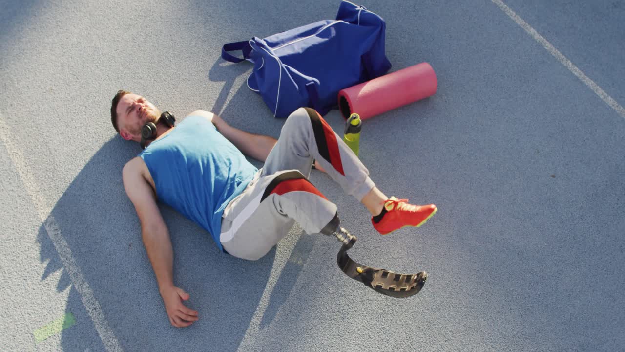 atleta masculino caucásico discapacitado con cuchilla de correr con auriculares y estiramiento