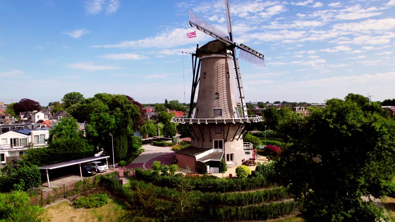 Molen van Piet in der niederländischen Käsemarktstadt Alkmaar, Niederlande, von oben gesehen an einem sonnigen Tag mit blauem Himmel und der Altstadt im Hintergrund.