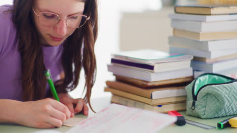 la estudiante estudia duro para la escuela y hace su tarea