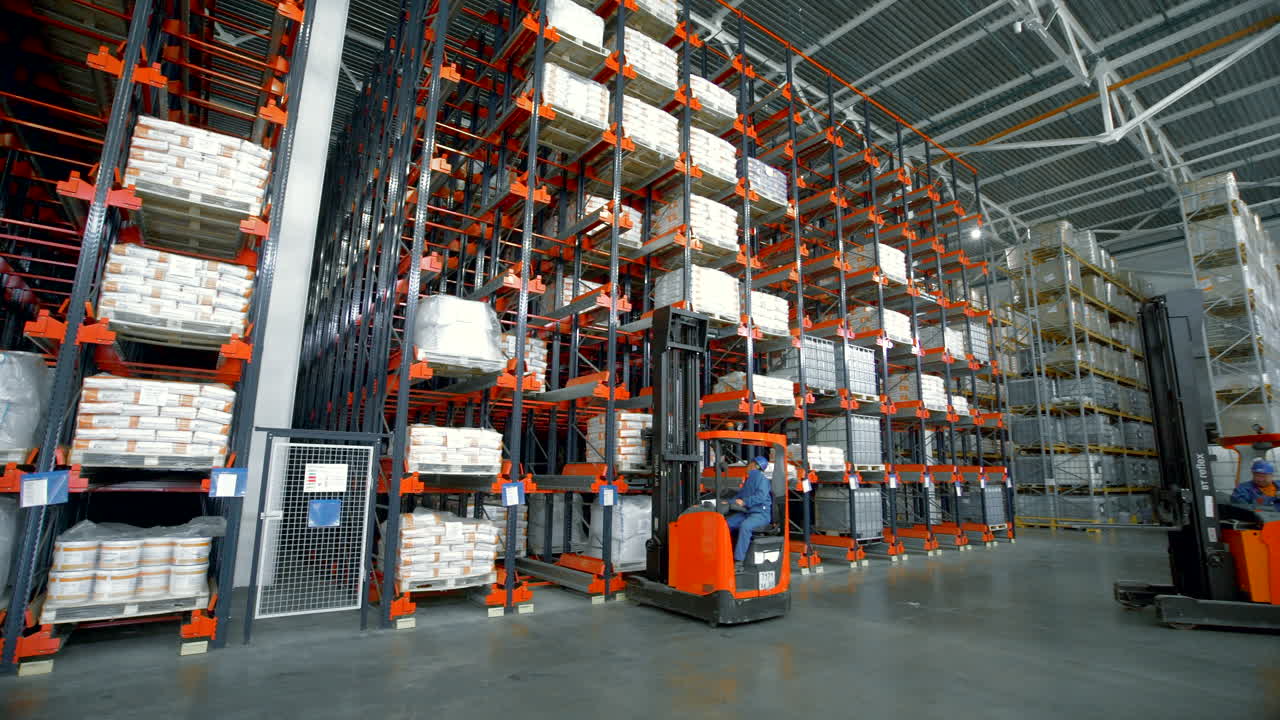 almacén con carretillas elevadoras y estanterías altas