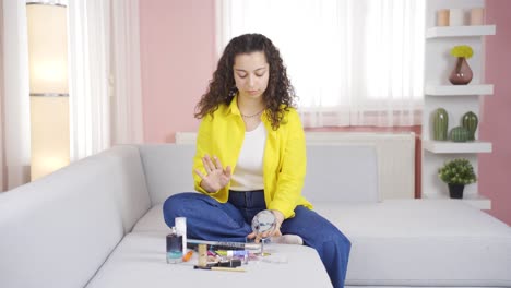 Mujer-Joven-Cuidando-Sus-Uñas.