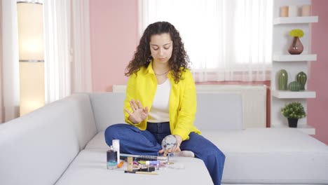 mujer joven cuidando sus uñas.